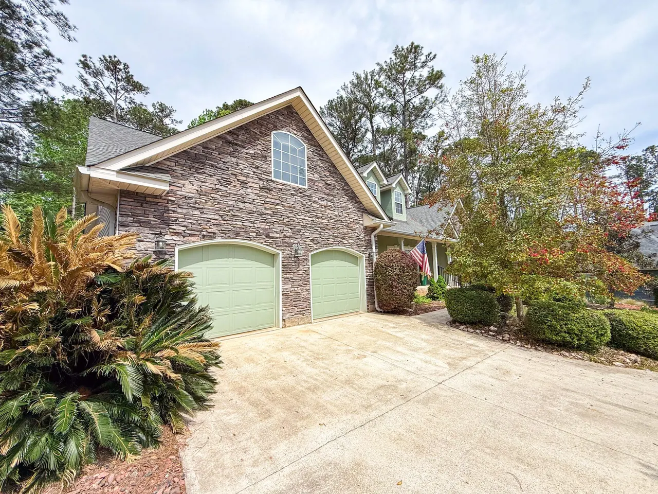 Agency listing photograph 2 of 174 Tara Drive