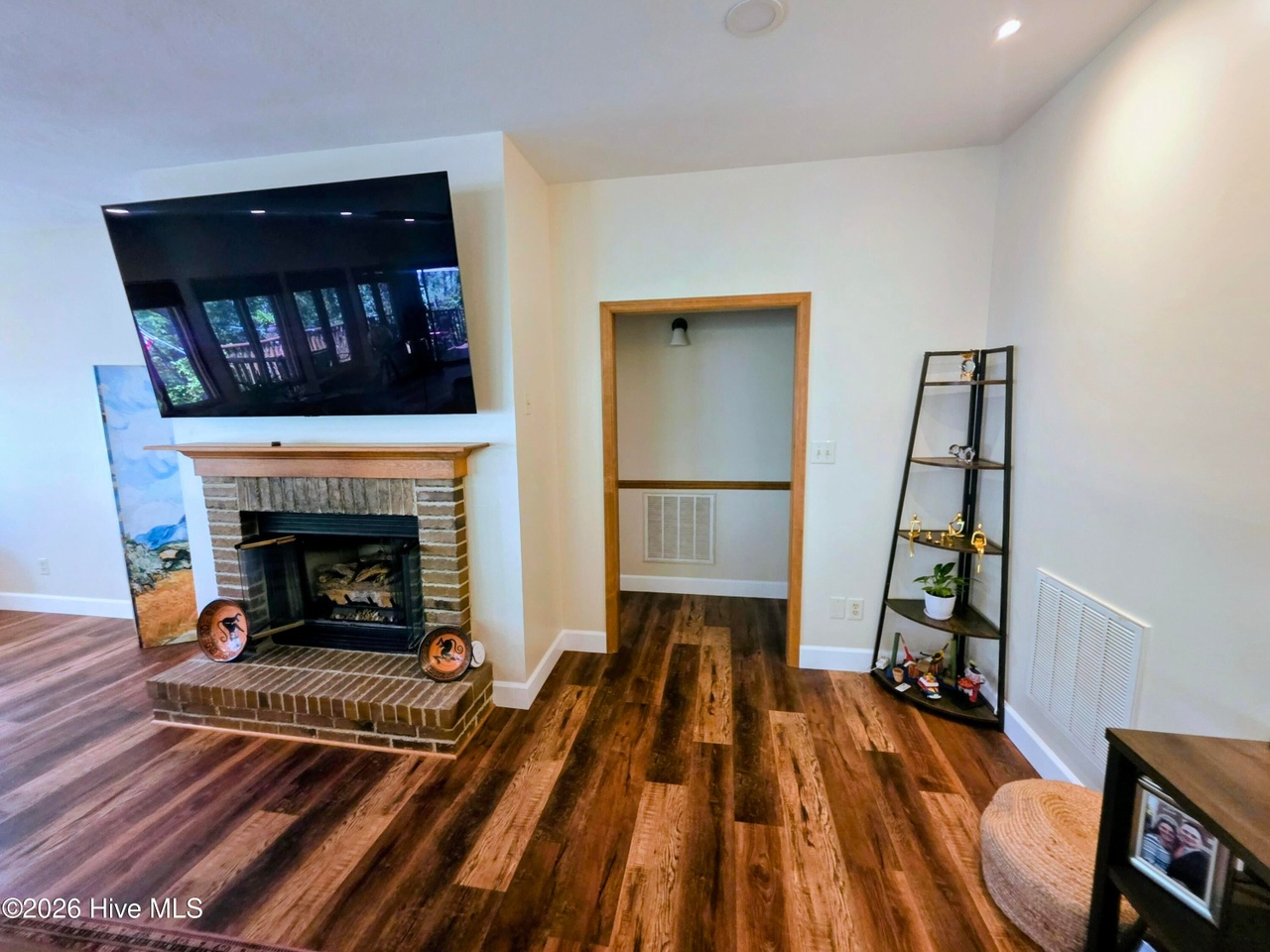 Listing photograph 8 of 310 Divot Court