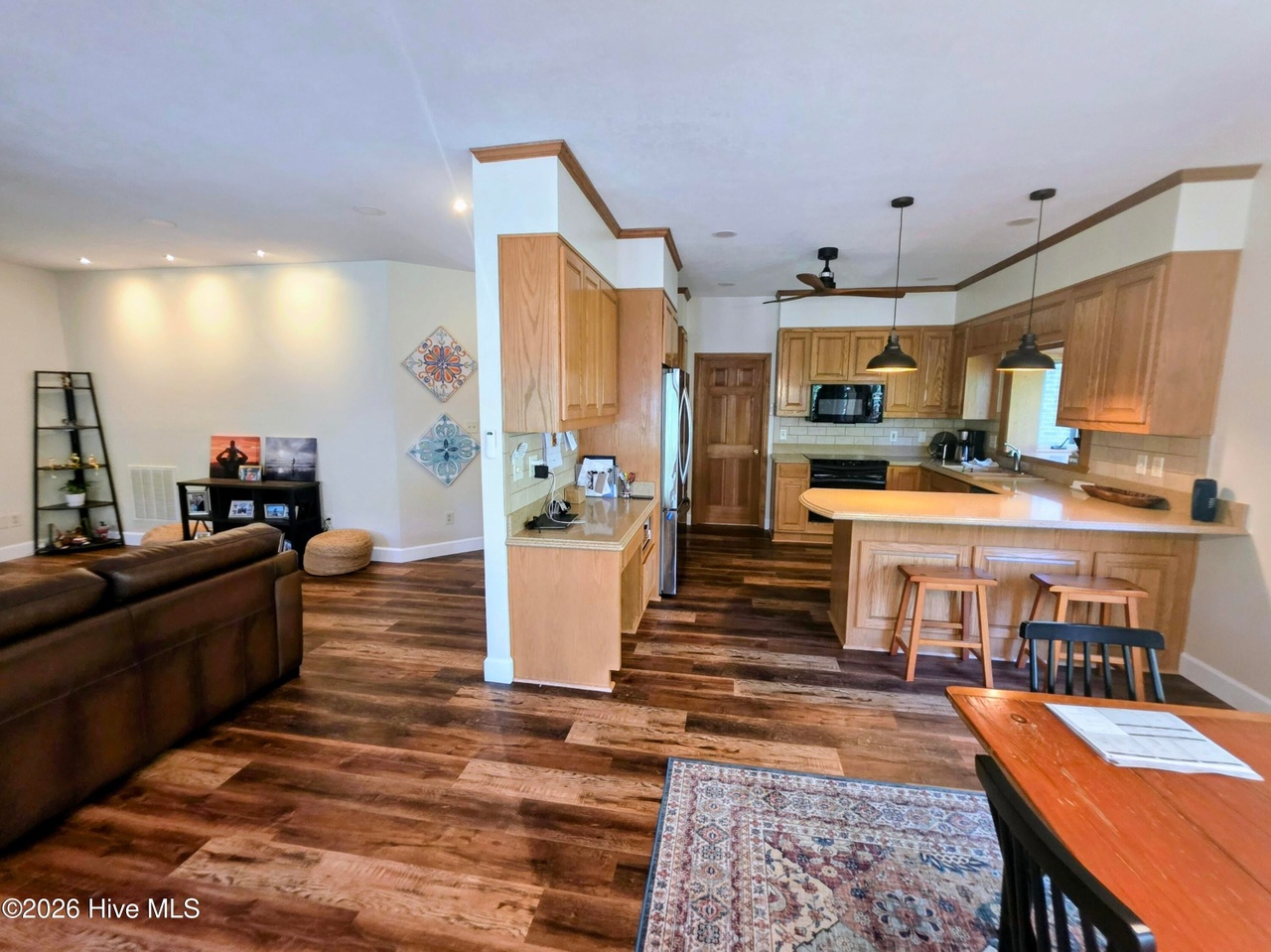 Listing photograph 17 of 310 Divot Court