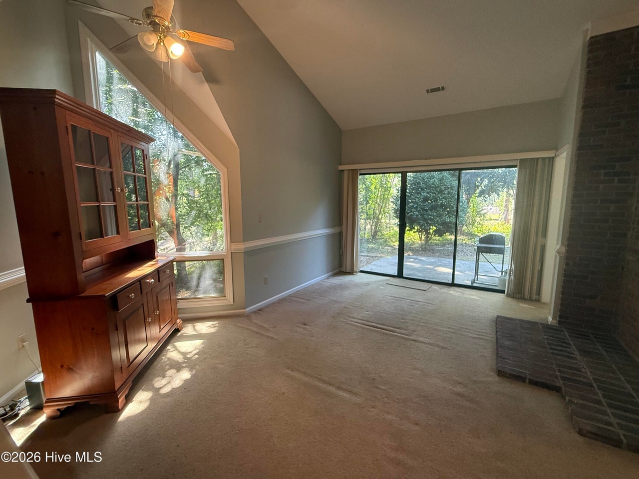 Listing photograph 15 of 212 Tara Drive