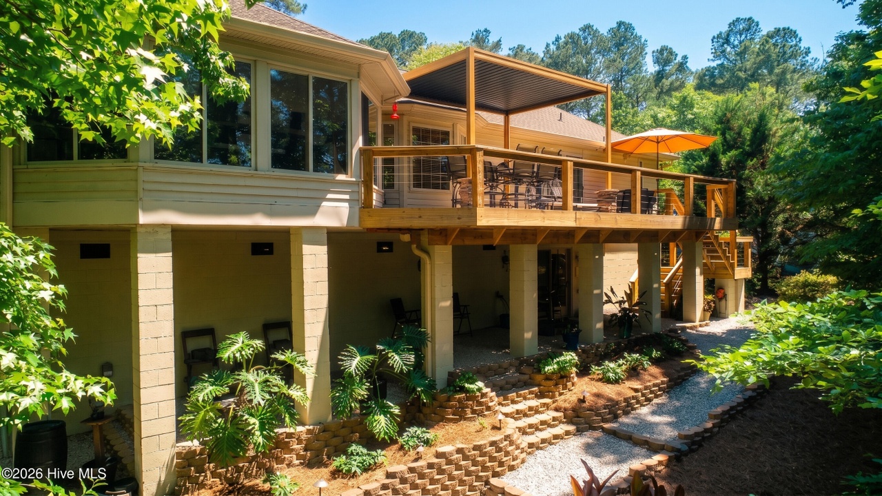 Listing photograph of 307 Superior Cove
