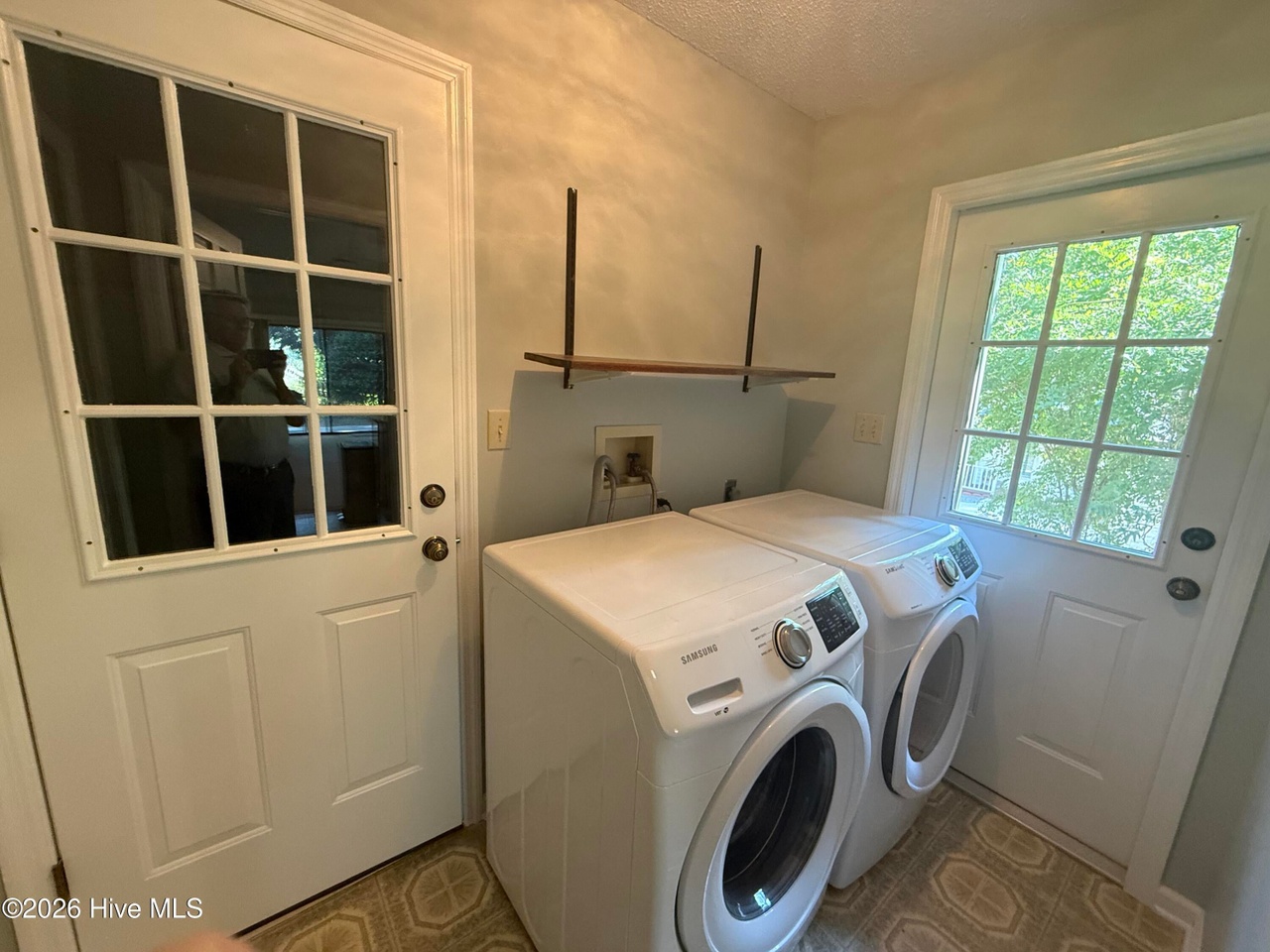 Listing photograph 17 of 212 Tara Drive