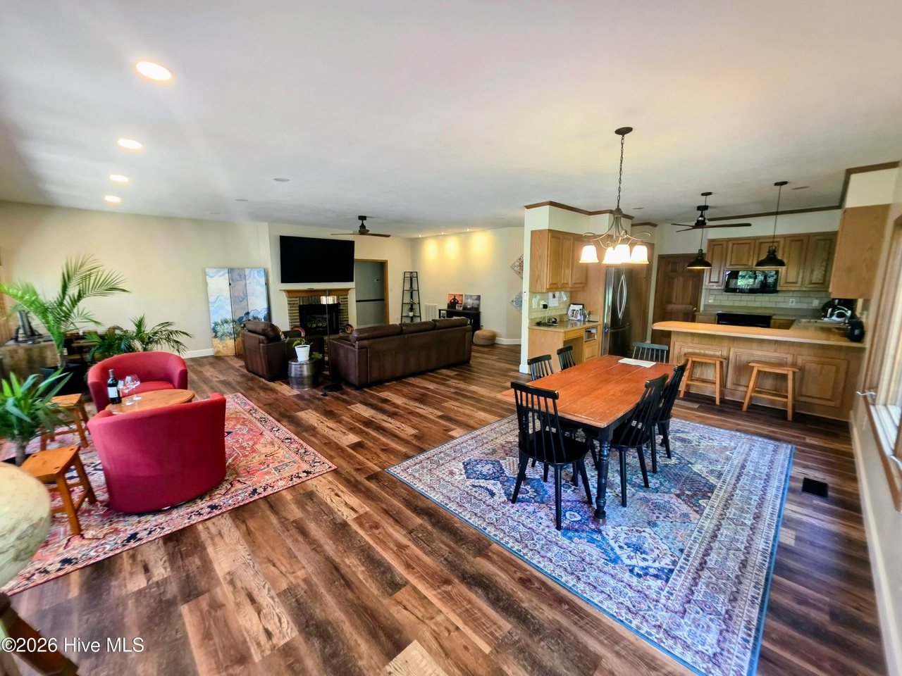 Listing photograph 14 of 310 Divot Court