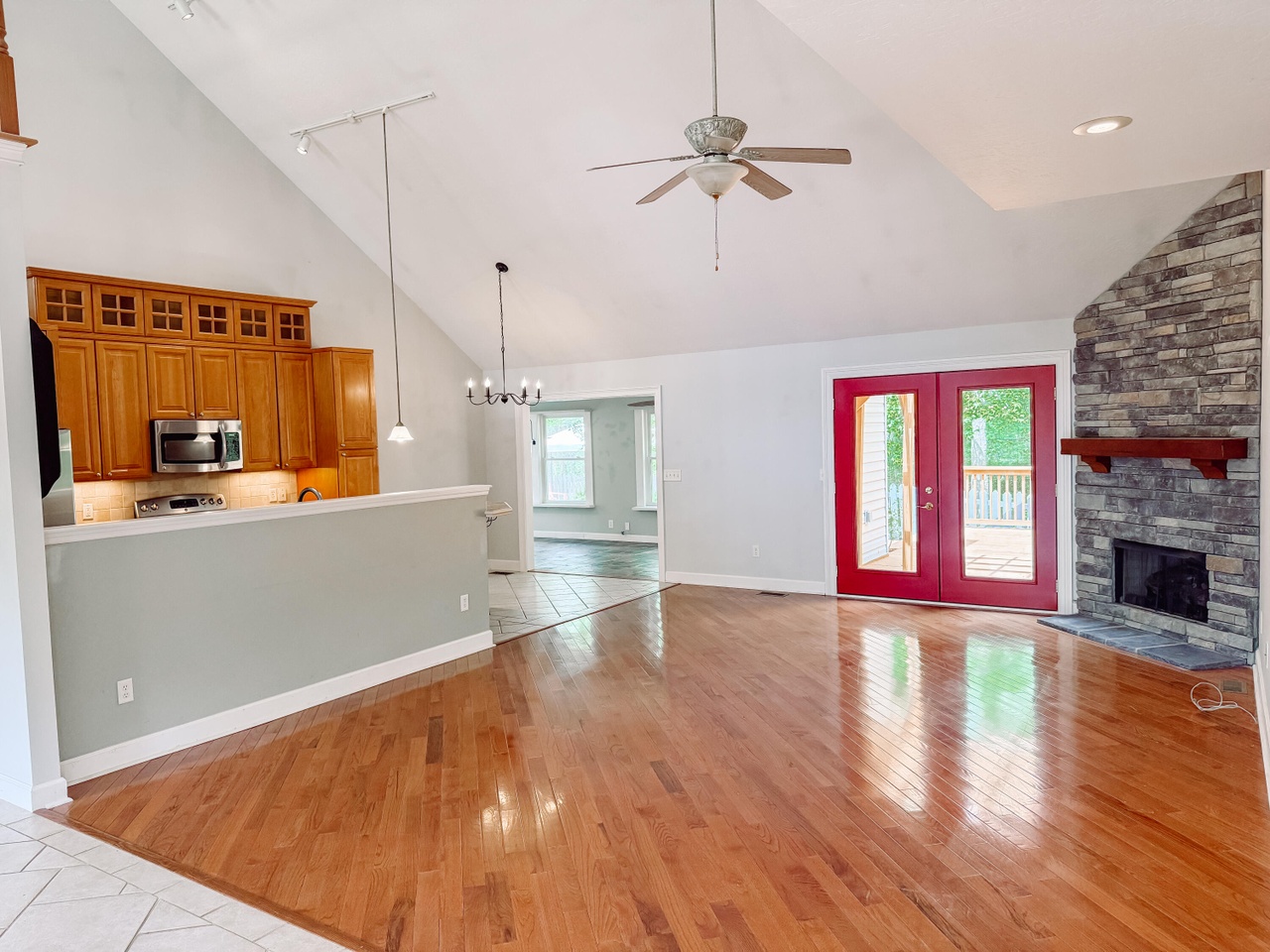 Listing photograph 7 of 174 Tara Drive