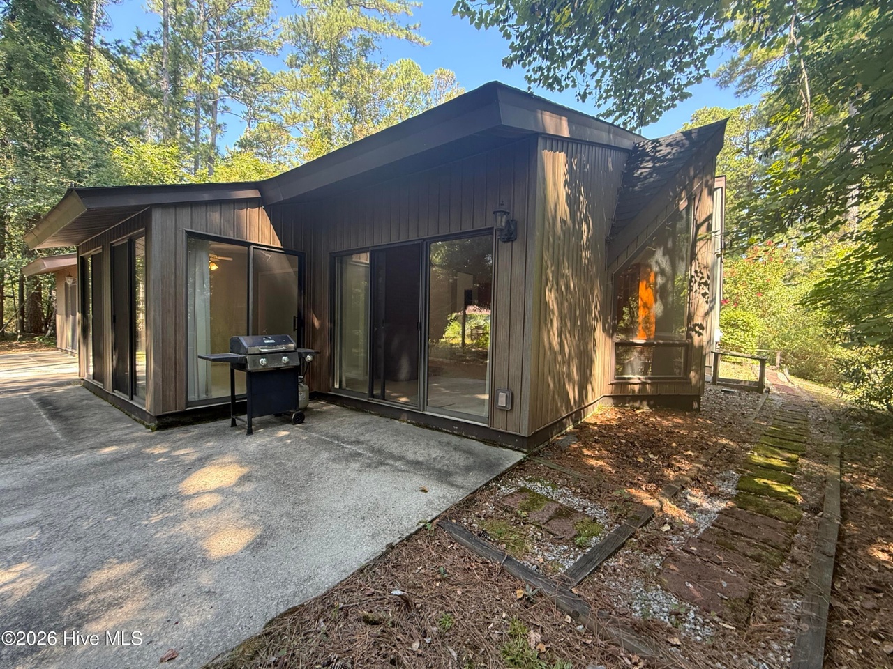 Listing photograph 18 of 212 Tara Drive