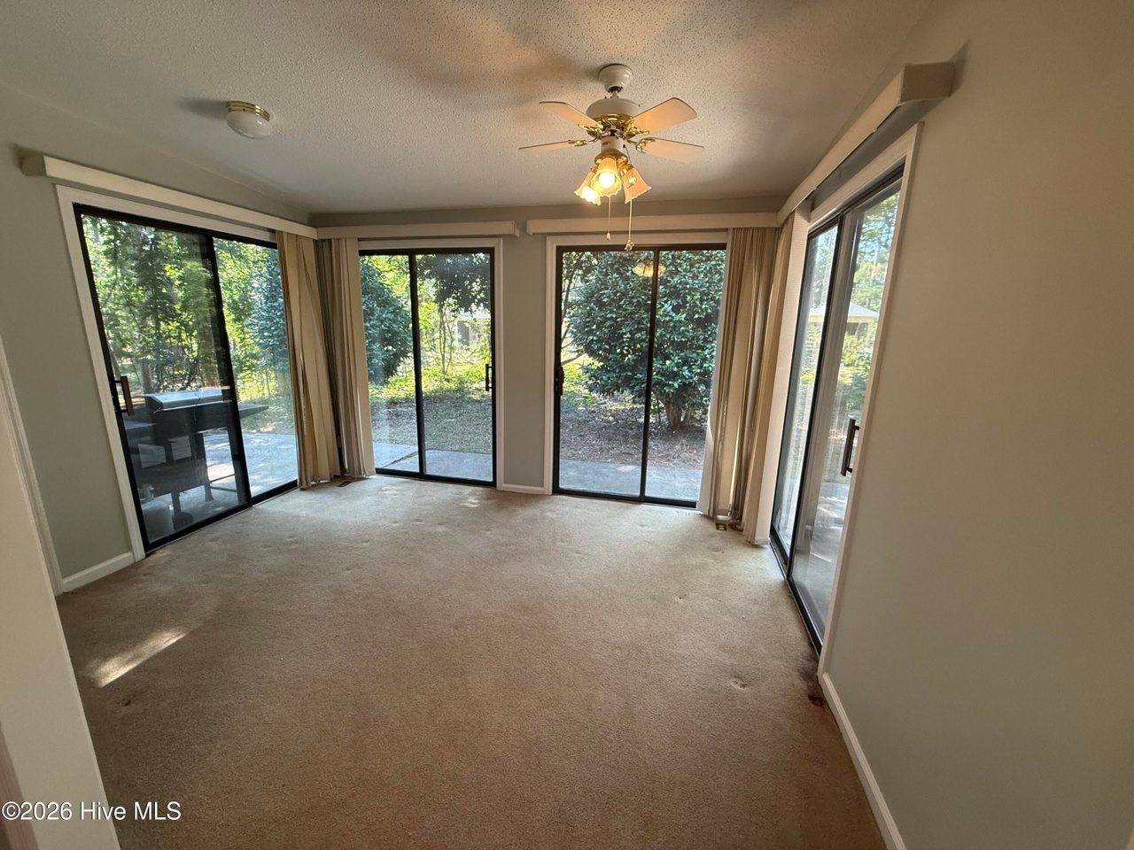 Listing photograph 9 of 212 Tara Drive