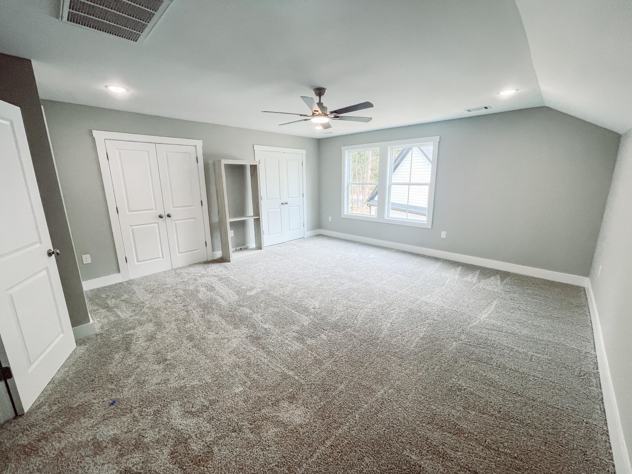 Listing photograph 17 of 307 Wellington Ct