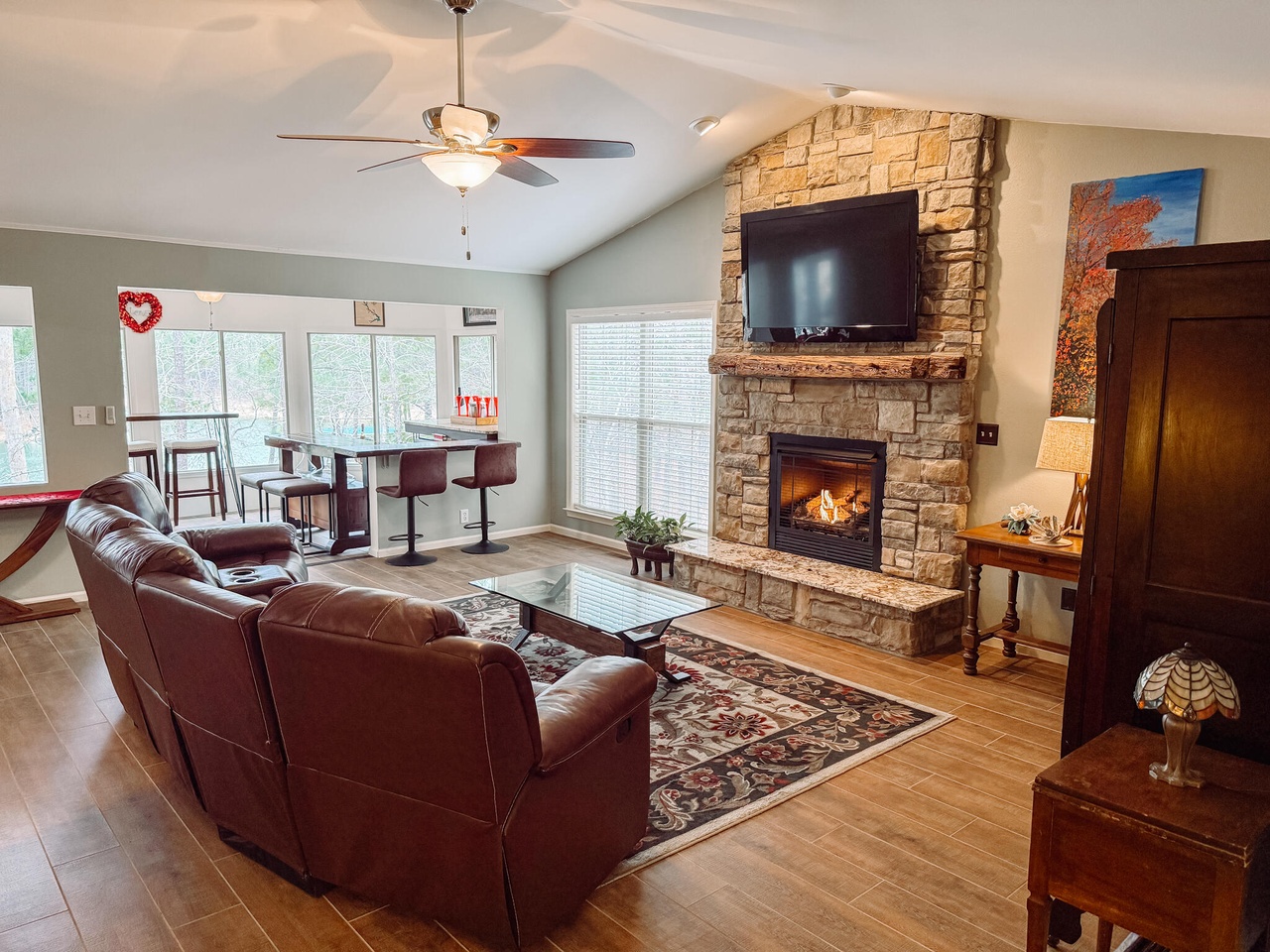 Listing photograph 11 of 307 Superior Cove