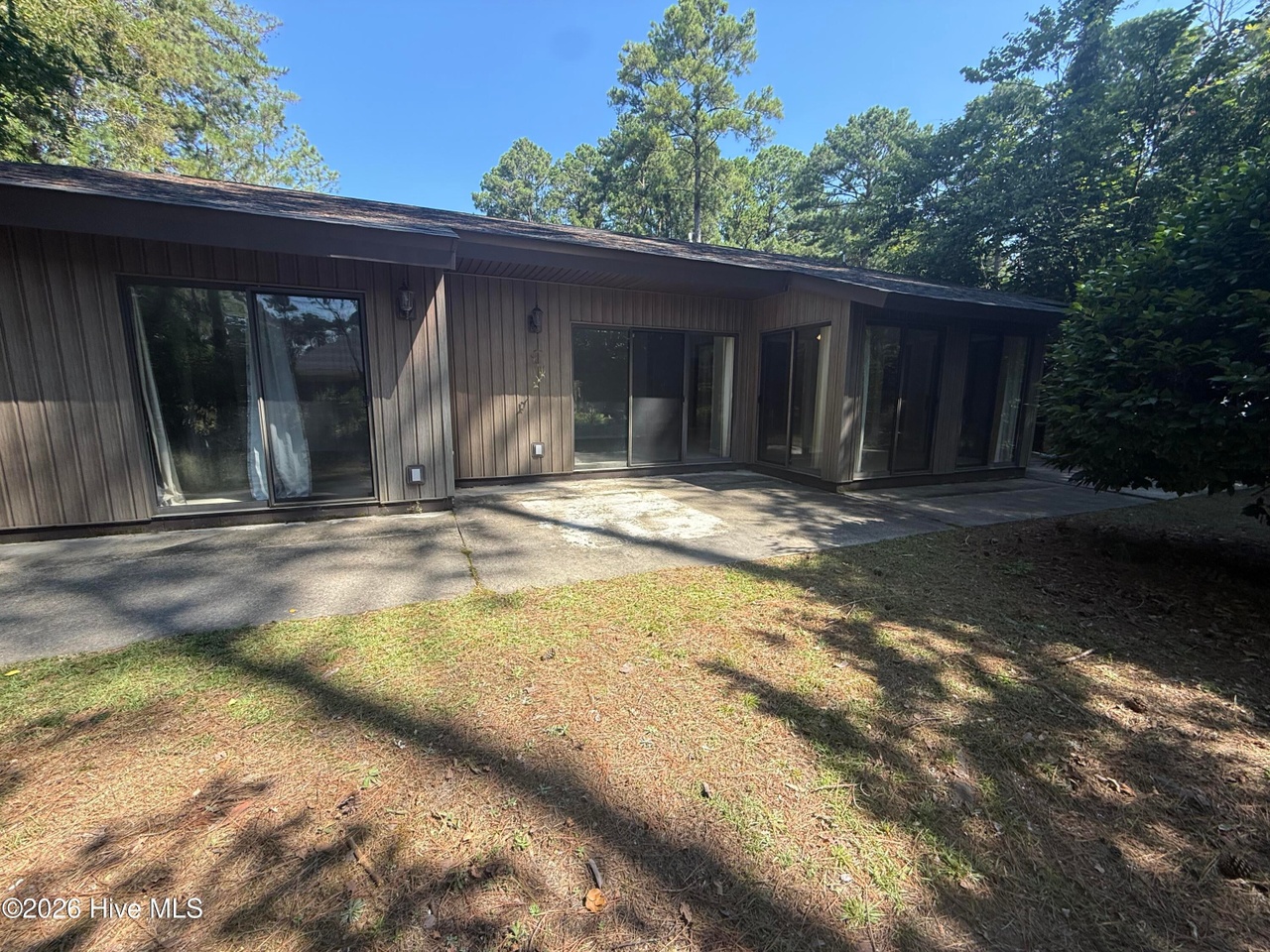 Listing photograph 20 of 212 Tara Drive