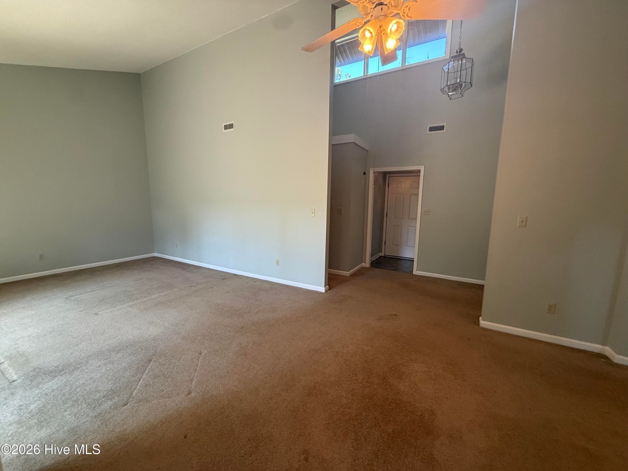 Listing photograph 10 of 212 Tara Drive