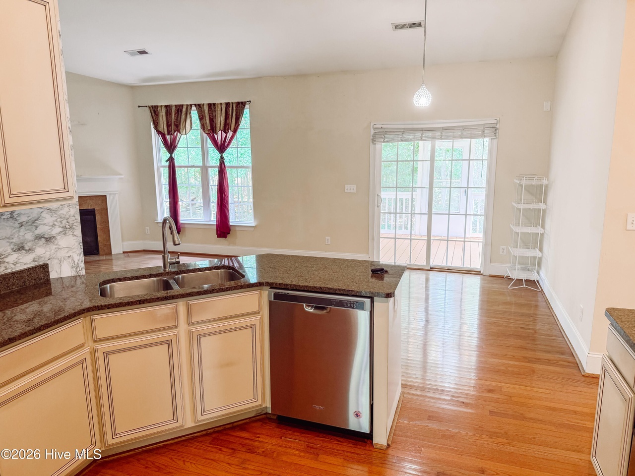 Listing photograph 10 of 165 Rhett Drive