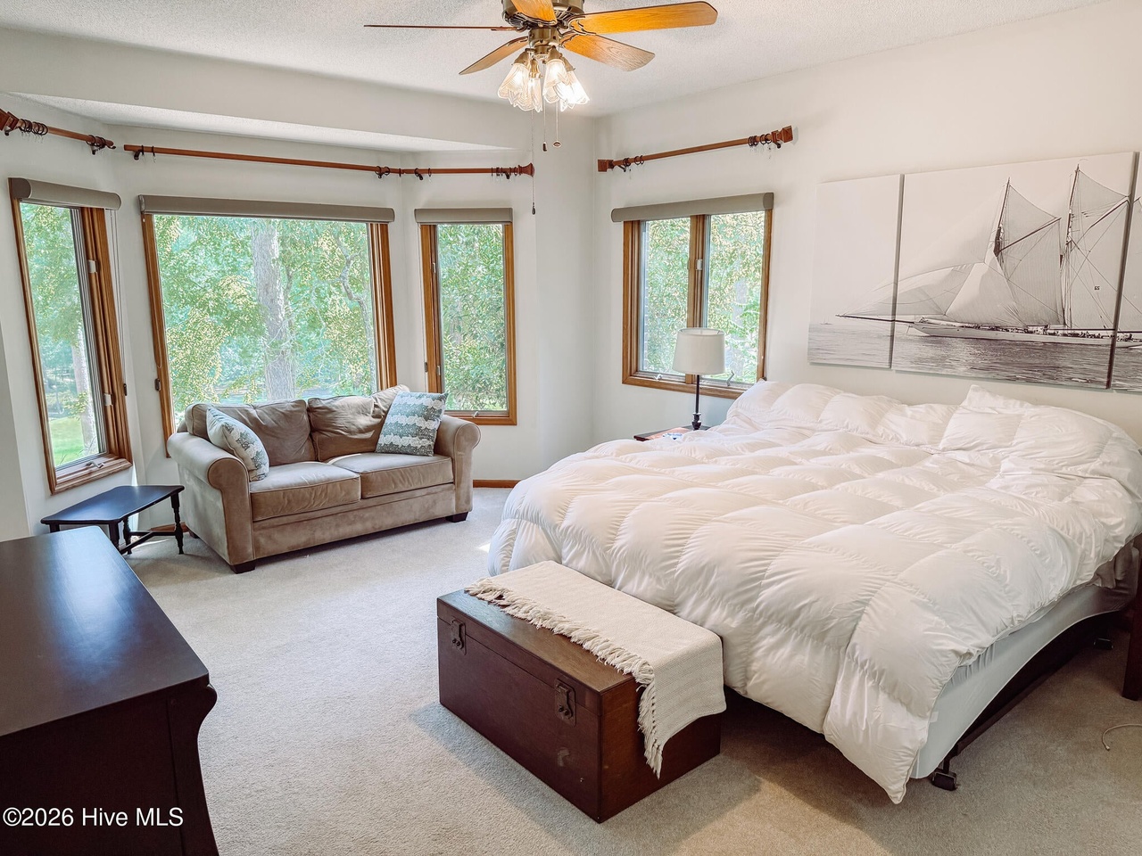 Listing photograph 21 of 310 Divot Court