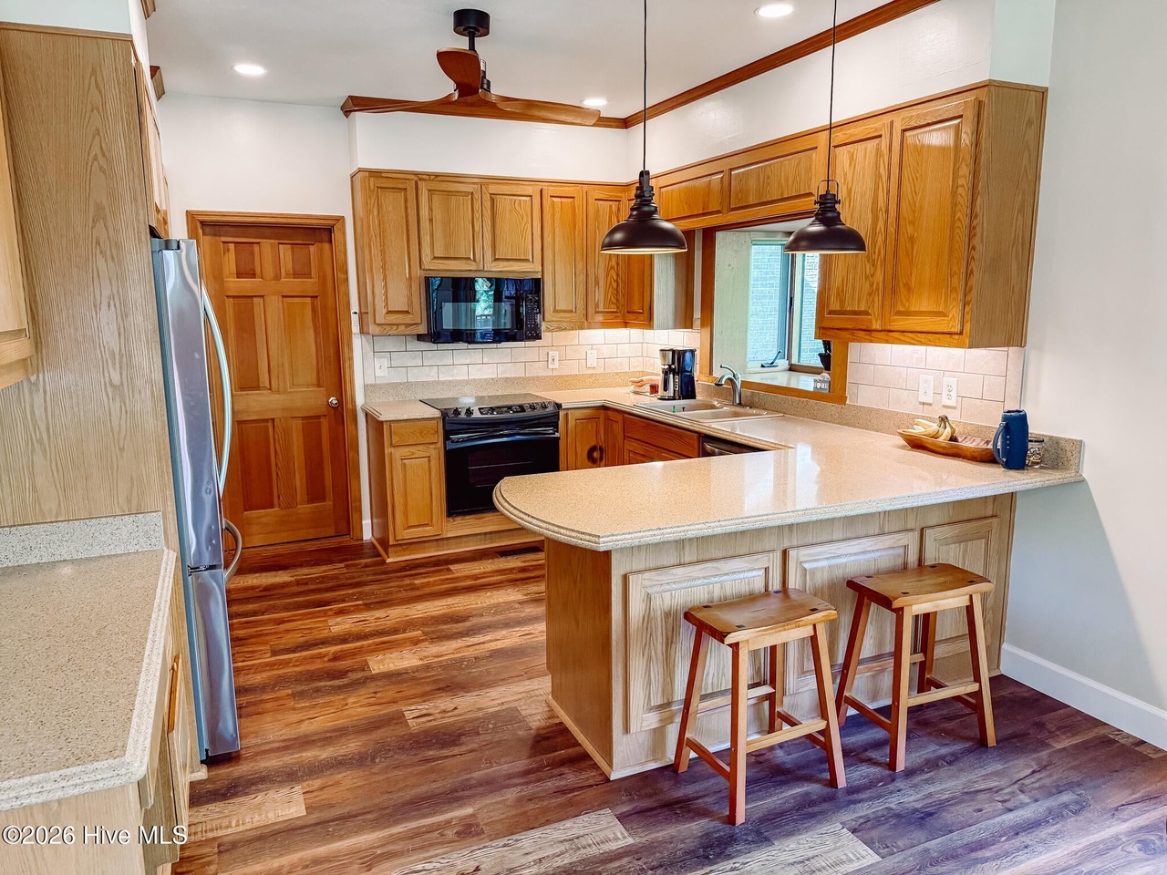 Listing photograph 19 of 310 Divot Court