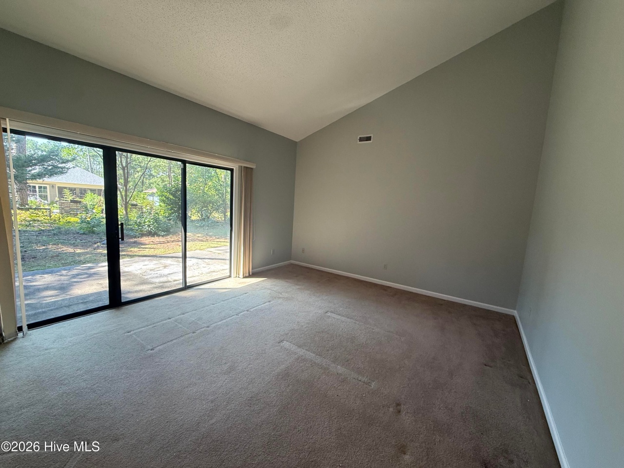 Listing photograph 8 of 212 Tara Drive