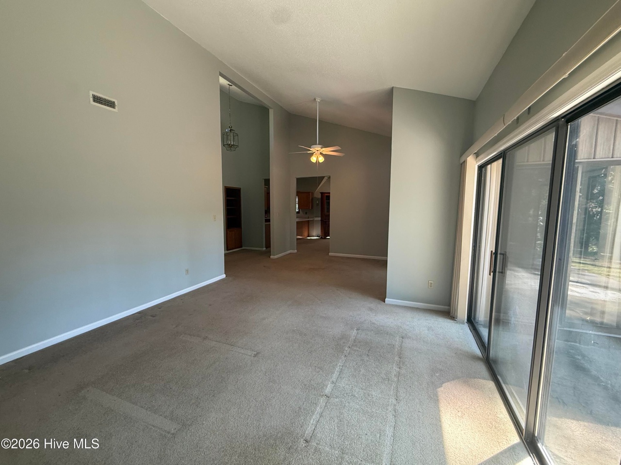 Listing photograph 12 of 212 Tara Drive