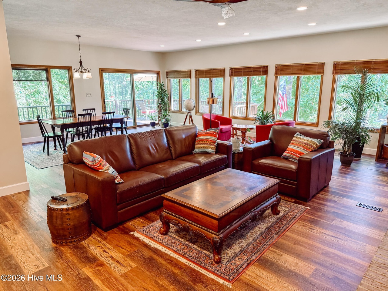 Listing photograph 10 of 310 Divot Court