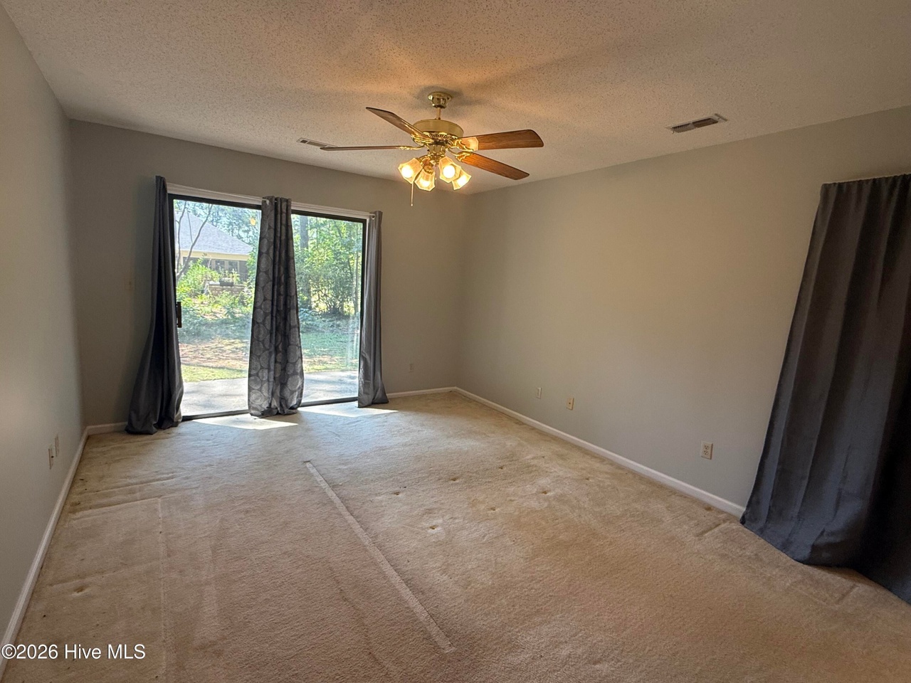 Listing photograph 2 of 212 Tara Drive