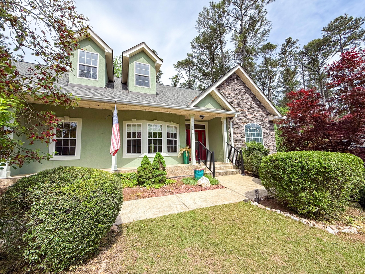 Listing photograph 2 of 174 Tara Drive
