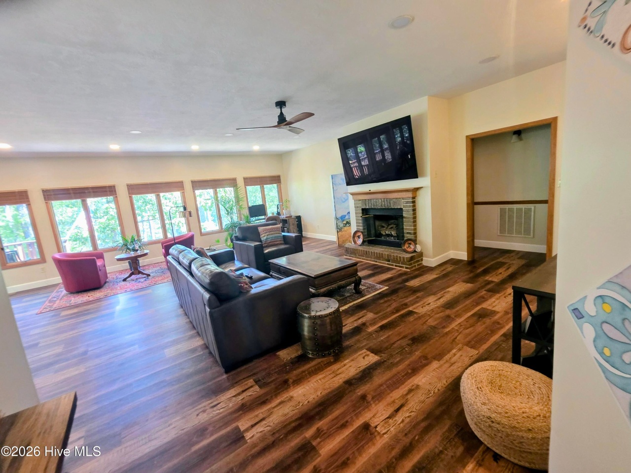 Listing photograph 7 of 310 Divot Court