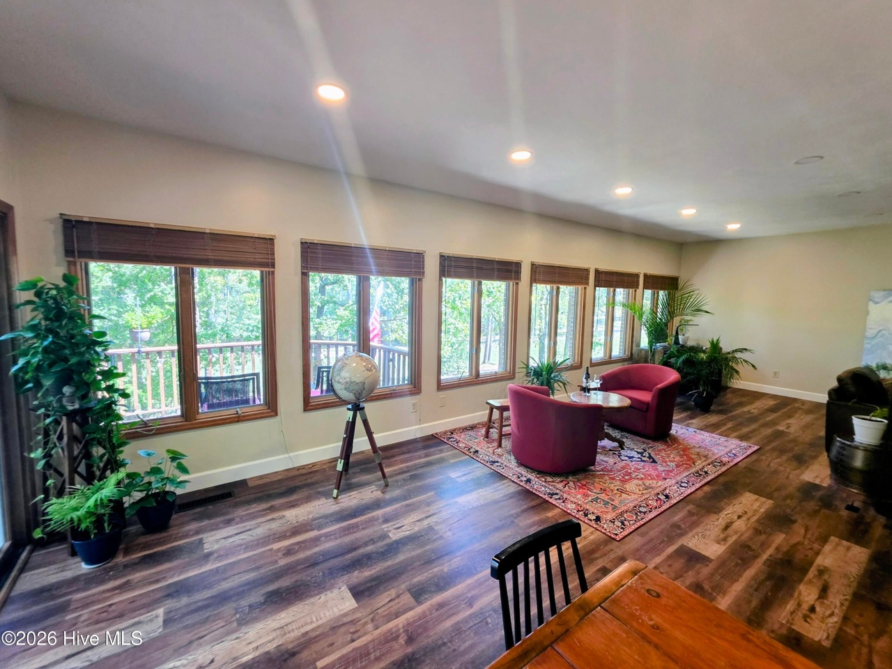 Listing photograph 13 of 310 Divot Court