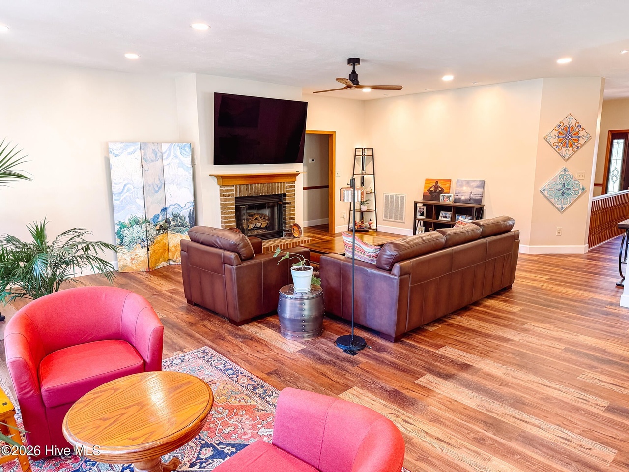 Listing photograph 11 of 310 Divot Court