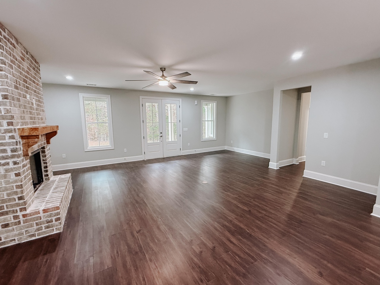 Listing photograph 6 of 216 Brassie Drive