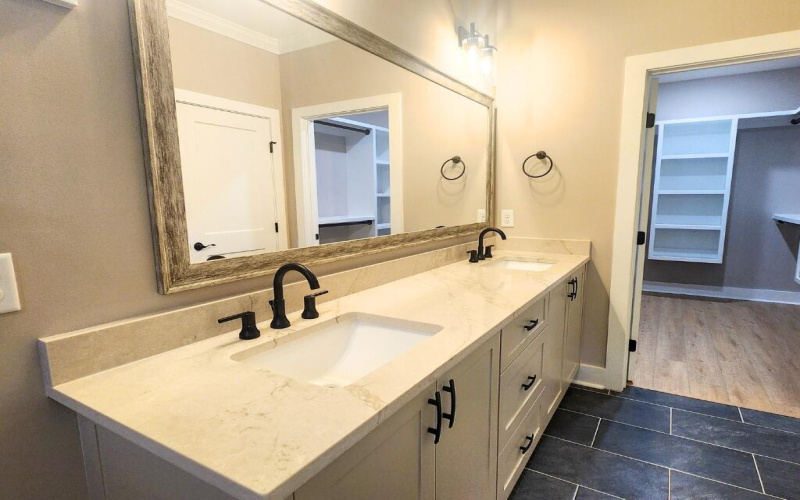 612 Heritage Cove Owner_s Suite Bathroom