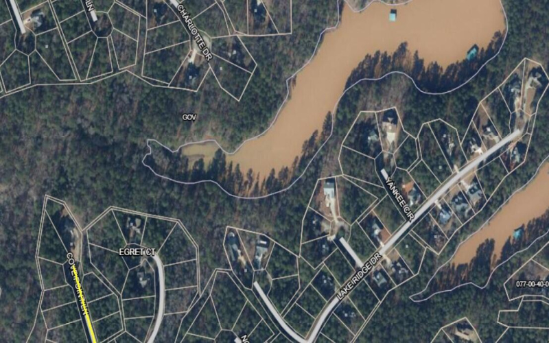 Cove Point Ln. Showing distance to lake.